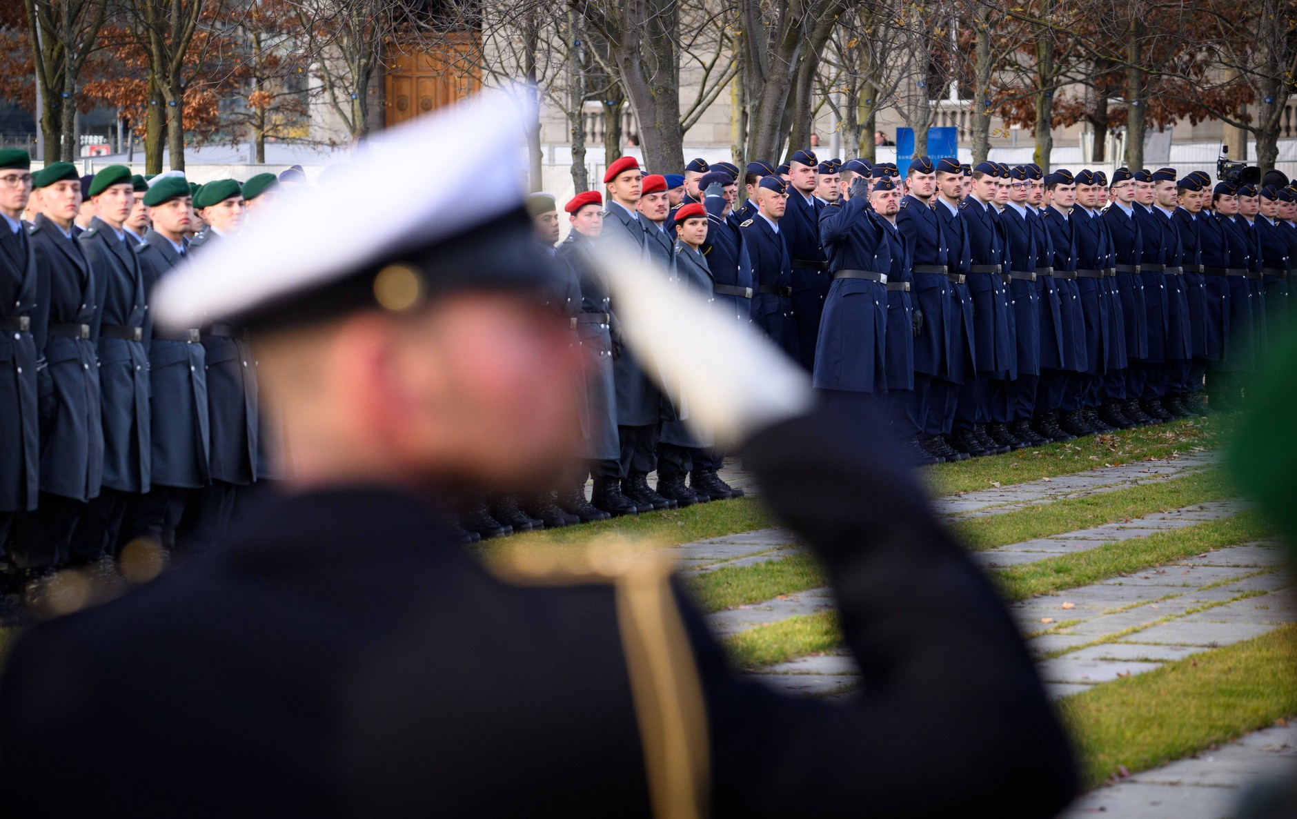 Żołnierze Bundeswehry i rekruci podczas uroczystej ceremonii złożenia przysięgi z okazji 70. rocznicy powstania Bundeswehry. Berlin, 12 listopada 2025 r.