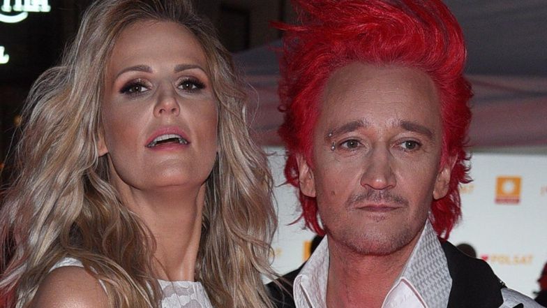 Szczuplejsza o prawie 20 KILOGRAMÓW Amy Schumer siedzi na schodach i eksponuje zgrabne nogi (FOTO)