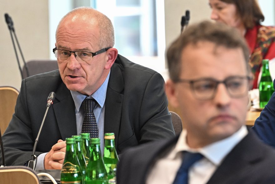 Piotr Woźniak i Marcin Romanowski na posiedzeniu komisji regulaminowej, 2024 r.