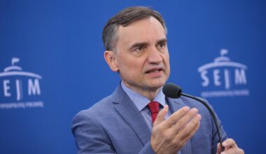 "Towarzyszu Żurek". Ostry wpis Zbigniewa Ziobry, nazwał ministra "fujarą" - Onet