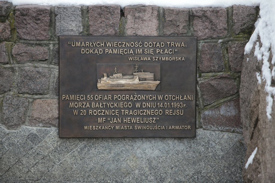 Tablica, upamiętniająca ofiary katastrofy Heweliusza, wmurowana w Świnoujściu