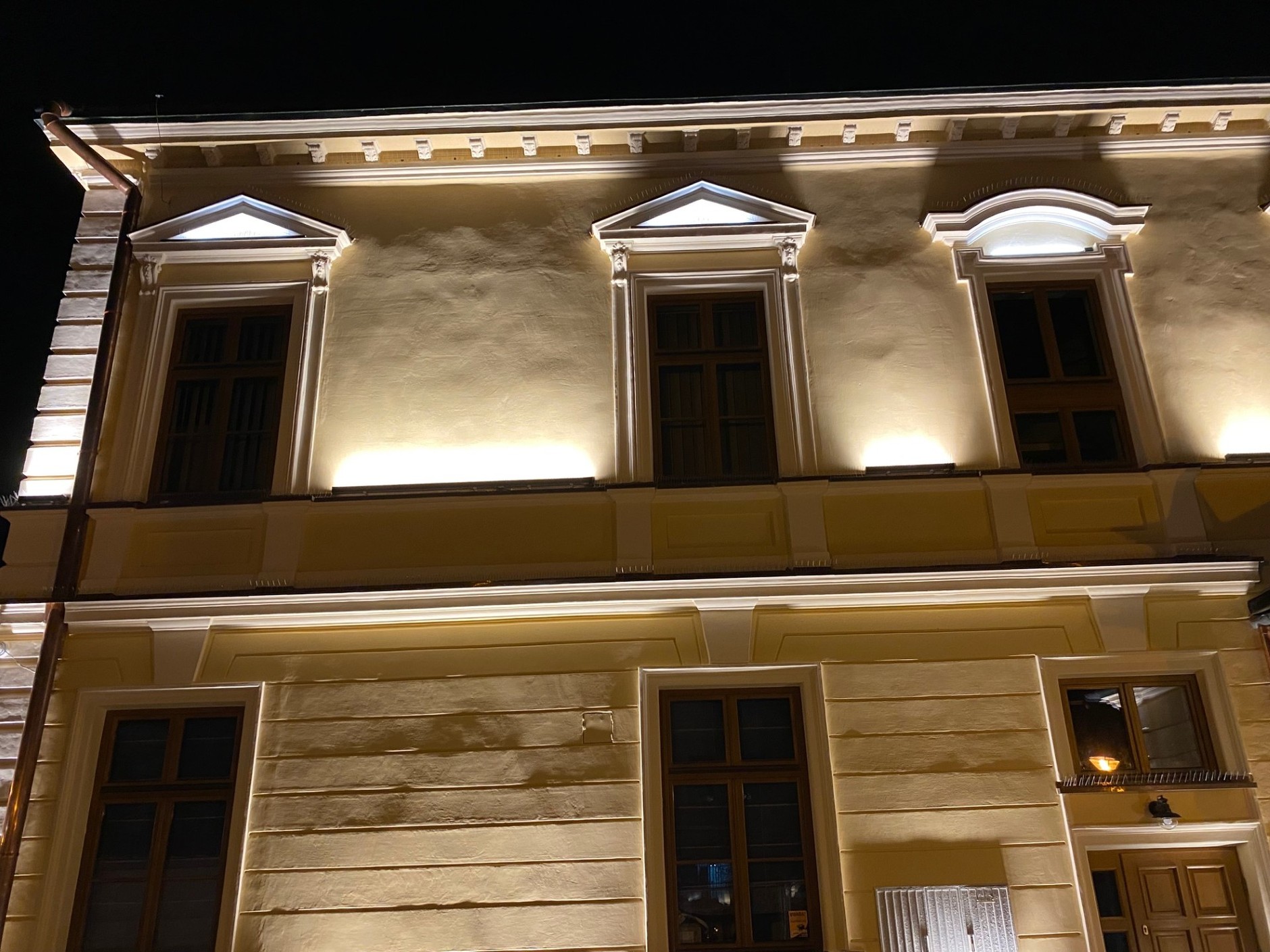 Nowo wykonana elewacja na ratuszu w Nowym Targu. Zdaniem burmistrza wszystkie nierówności na tynku są zrobione celowo by "postarzyć obiekt". Specjaliści mówią jednak wprost, że takie prace to "fuszerka"