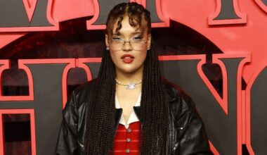 Spójrzcie na ręce Sary James. Tak brylowała na premierze w Londynue