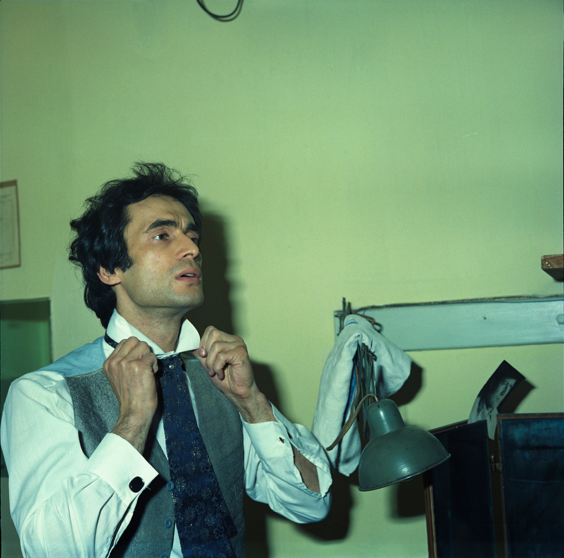 Jerzy Zelnik w garderobie Teatru Powszechnego (1977)