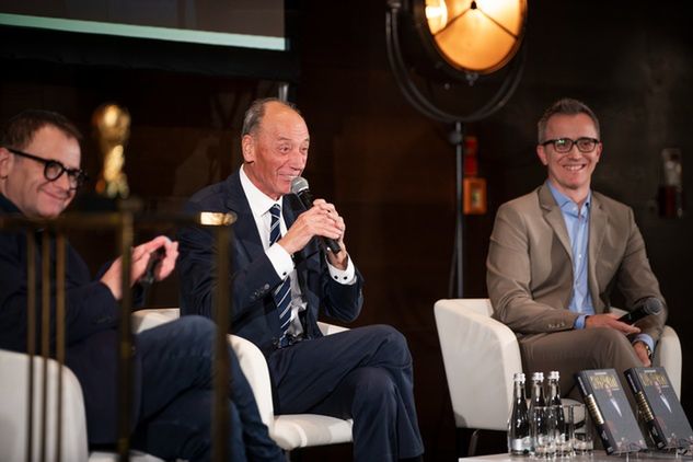 Od lewej: aktor Olaf Lubaszenko, Dariusz Szpakowski i Przemysław Rudzki - współautor książki legendarnego komentatora