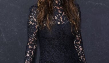 Catherine Zeta-Jones odsłania nogi w "małej czarnej" na evencie