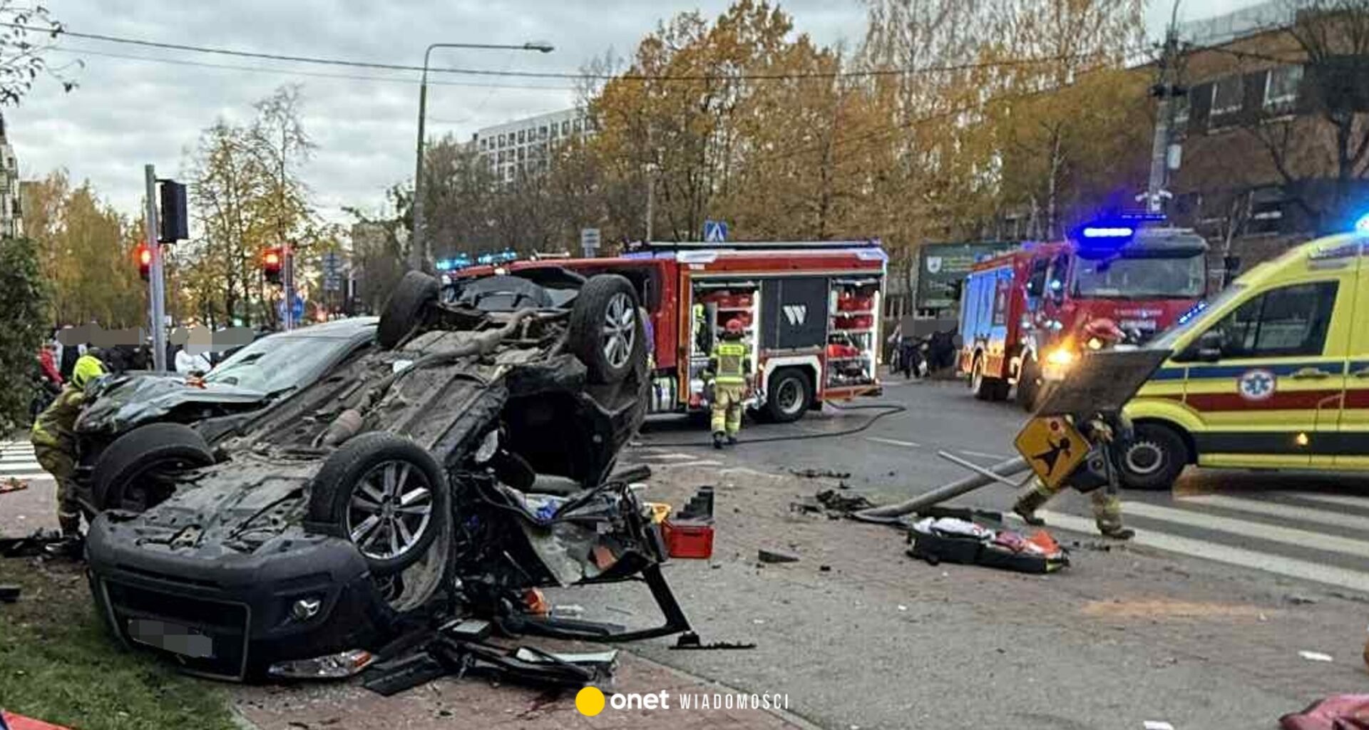 Groźny wypadek koło Warszawy. Auto dachowało, są ranni, w tym dwoje dzieci