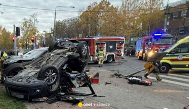 Groźny wypadek koło Warszawy. Auto dachowało, są ranni, w tym dwoje dzieci