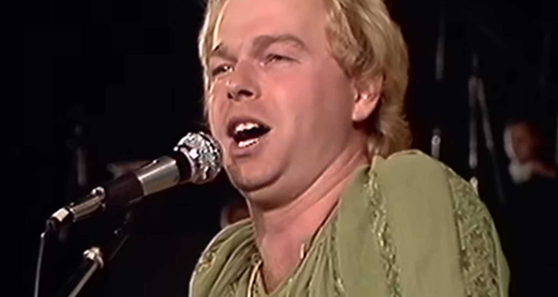 Nie każdy Polak pamięta, że był wokalistą Budki Suflera. Wyjechał z kraju do Niemiec