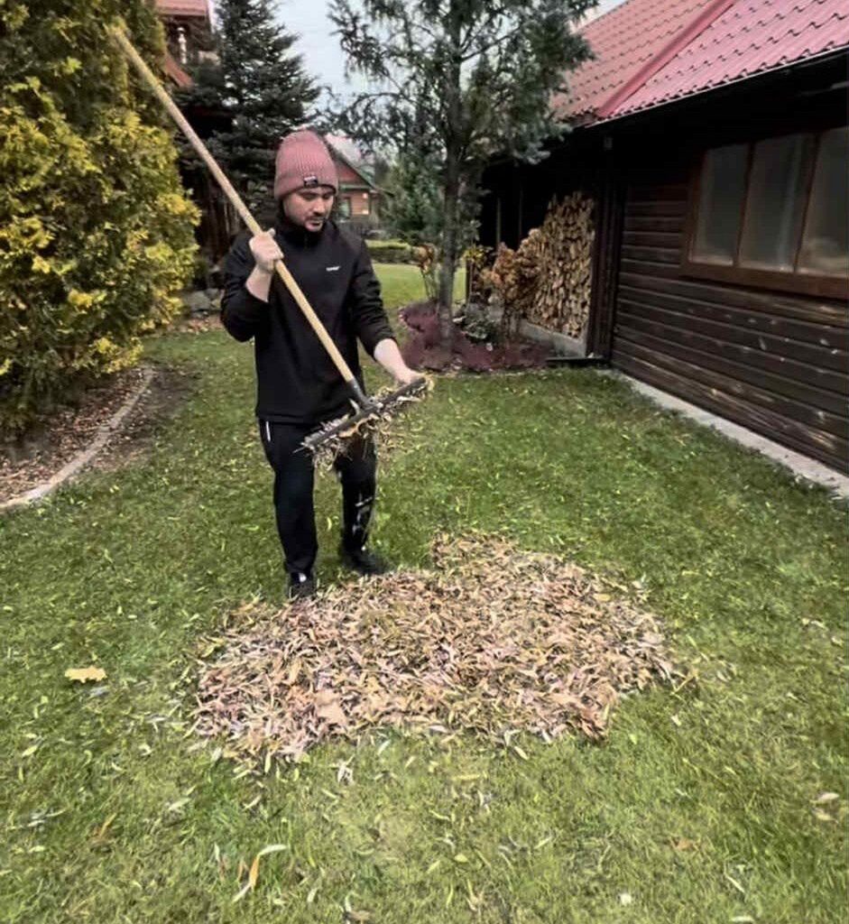 Daniel Martyniuk chwycił za grabie, a w przerwie od pracy znalazł czas na rodzinne selfie. Mąż i tata na medal? (FOTO)