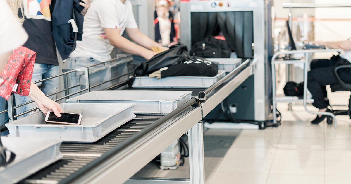 Włosi zatrzymali Polkę z synem na lotnisku. Gdy wciągnęła zawartość spodni oniemiała - Onet