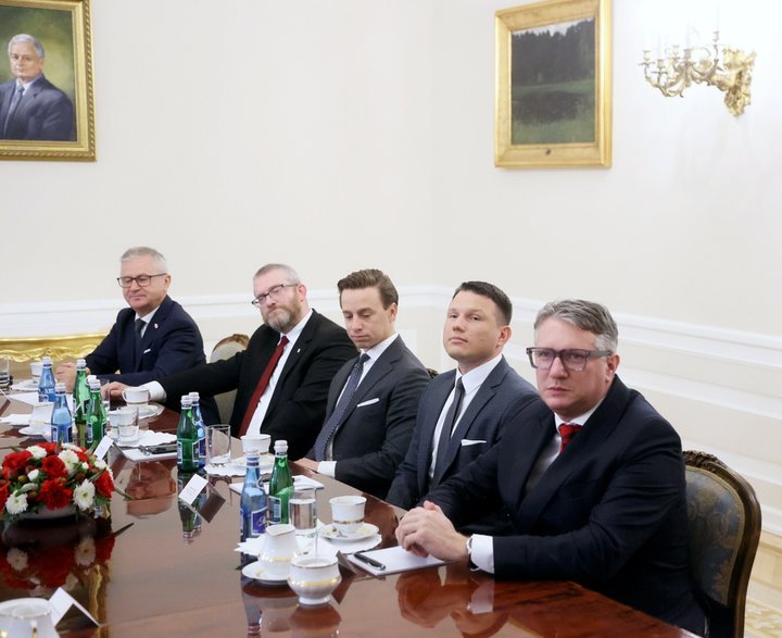 Grzegorz Braun (2L) i Sławomir Mentzen (2P) w 2023 r.