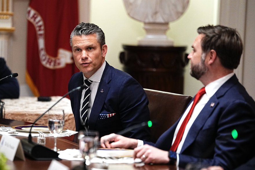Sekretarz obrony USA Pete Hegseth (po lewej) i wiceprezydent JD Vance (po prawej) podczas spotkania premiera Węgier Viktora Orbana z prezydentem USA Donaldem Trumpem. Waszyngton, USA, 7 listopada 2025 r.