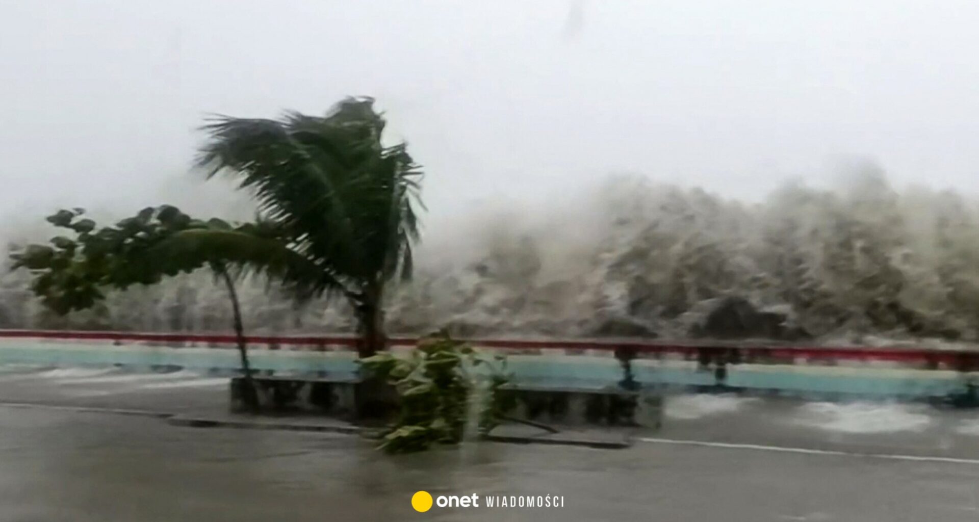 Supertajfun Fung-wong dotarł na Filipiny. Przerażające nagrania