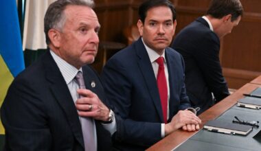 Od lewej: specjalny wysłannik Białego Domu Steve Witkoff, sekretarz stanu USA Marco Rubio oraz zięć prezydenta Donalda Trumpa Jared Kushner podczas spotkania z ukraińskimi urzędnikami. Hallandale Beach, USA, 30 listopada 2025 r.