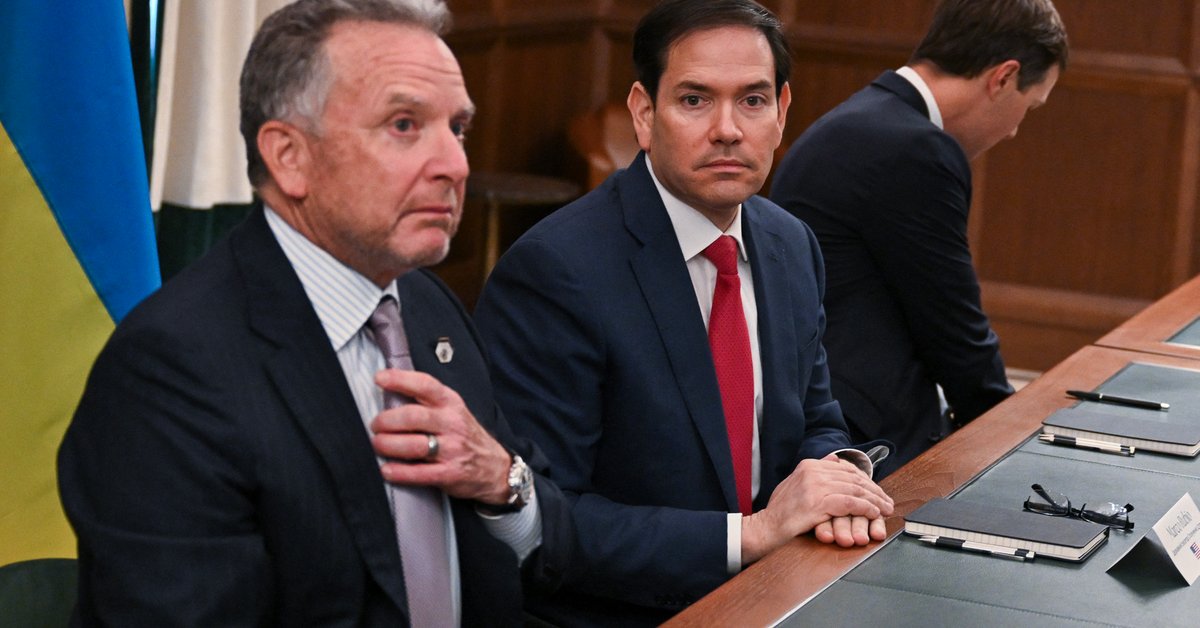 Od lewej: specjalny wysłannik Białego Domu Steve Witkoff, sekretarz stanu USA Marco Rubio oraz zięć prezydenta Donalda Trumpa Jared Kushner podczas spotkania z ukraińskimi urzędnikami. Hallandale Beach, USA, 30 listopada 2025 r.