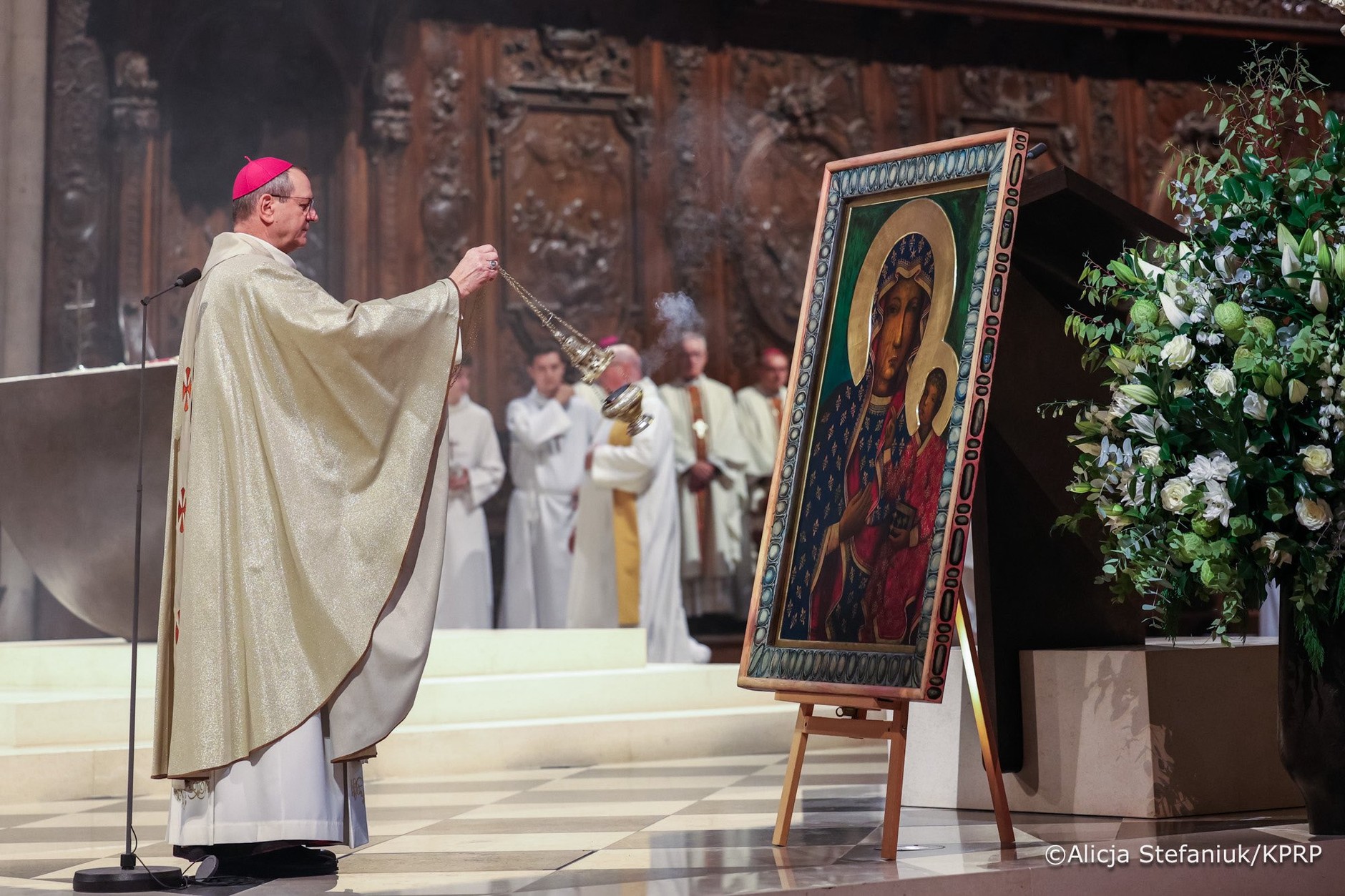 Po mszy świętej nastąpiło ponowne umieszczenie Ikony Matki Bożej Częstochowskiej