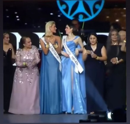 Zeszłoroczna Miss Universe Victoria Theilvig w geście solidarności opublikowała swoje zdjęcie z wyproszoną z sali Meksykanką, Melissą Flores Bosch (screen: Instagram / victoriaakjaer)