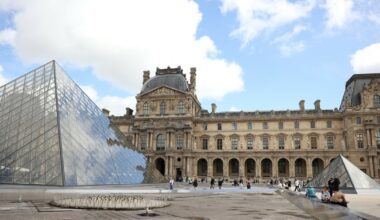 Kradzież klejnotów w Luwrze. Kobieta w sądzie zalała się łzami, mówiła o dzieciach