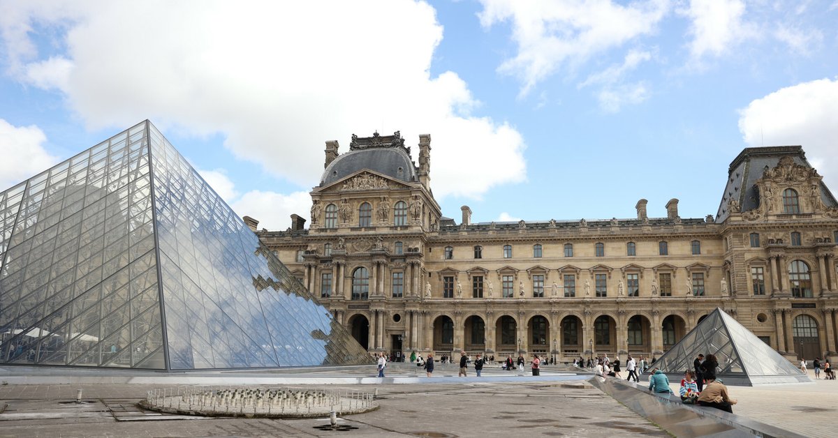 Kradzież klejnotów w Luwrze. Kobieta w sądzie zalała się łzami, mówiła o dzieciach