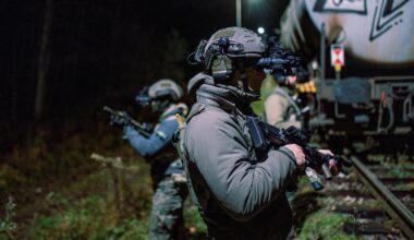 Radiowóz przy moście na trasie kolejowej pod Poznaniem, na dworcu wojsko z długą bronią. "Ciekawa sprawa"