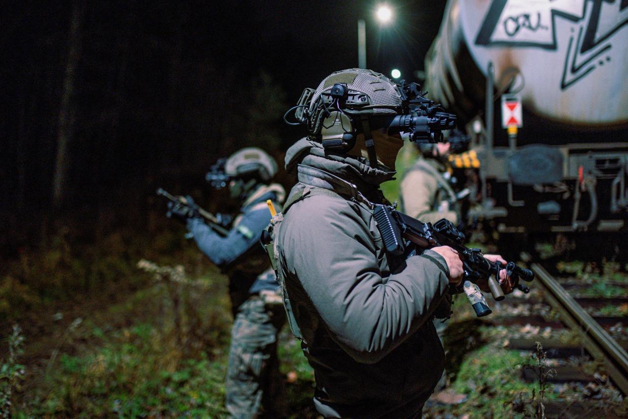 Radiowóz przy moście na trasie kolejowej pod Poznaniem, na dworcu wojsko z długą bronią. "Ciekawa sprawa"