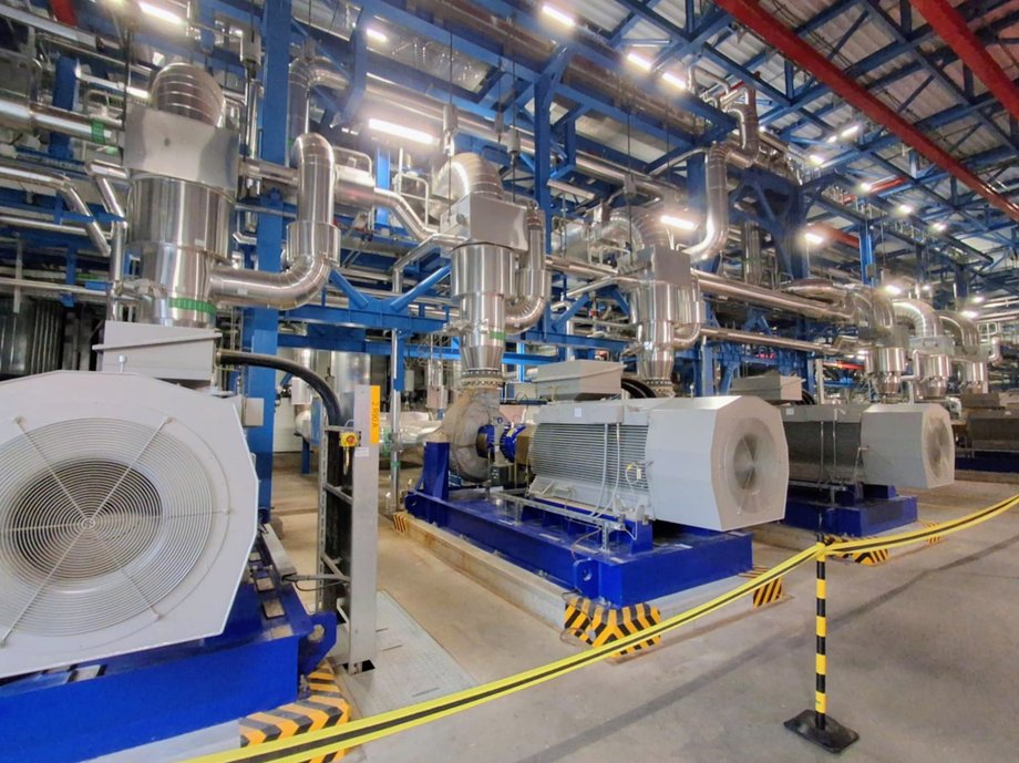 Pompy tłoczą ogrzaną wodę do kolektorów, z których jest przekazywana do sieci ciepłowniczej