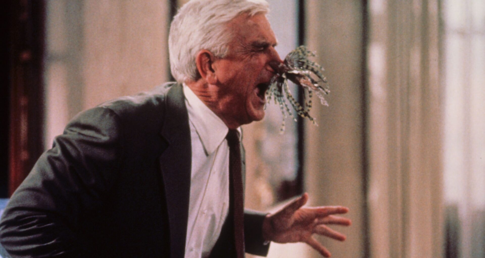 Kadr z filmu "Naga broń: Z akt Wydziału Specjalnego"