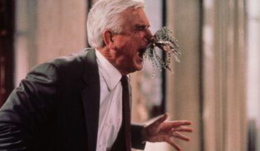 Kadr z filmu "Naga broń: Z akt Wydziału Specjalnego"