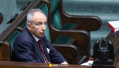 Władysław Teofil Bartoszewski. Sprawa wiceszefa MSZ utknęła. W tle majątek po jego chrzestnym