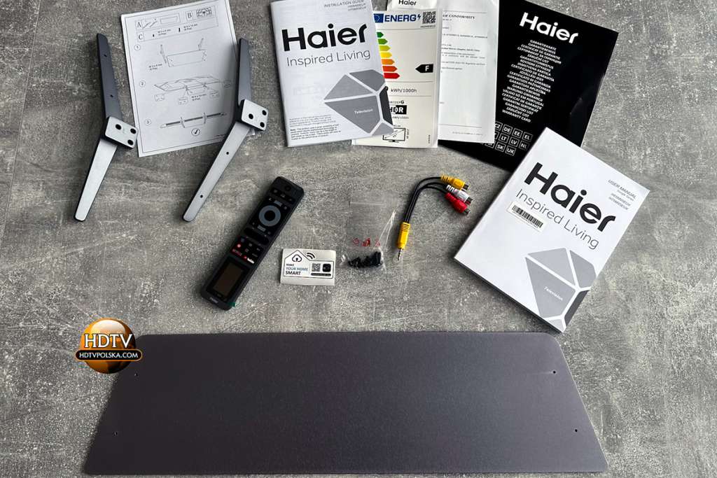 Akcesoria i podstawa telewizora Haier M95 na stole