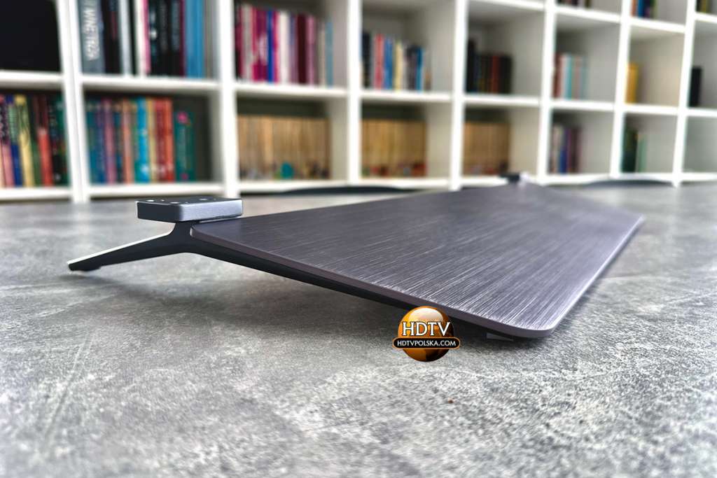 Podstawa telewizora Haier M95 leżąca na stole