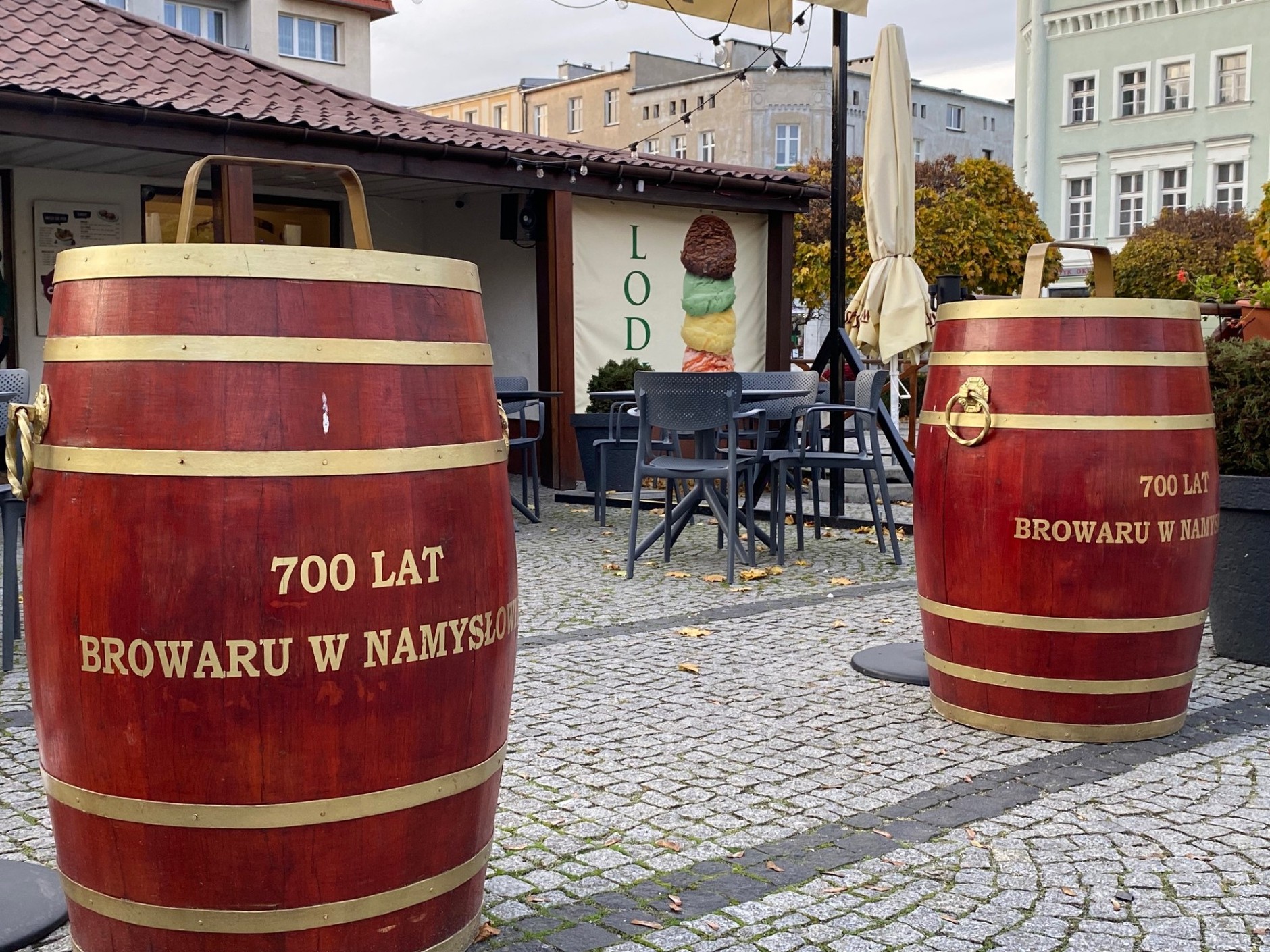 Beczki na wejściu do restauracji działającej na Rynku w Namysłowie. Nawet z nich bije duma z faktu, że Browar w Namysłowie działa od 700 lat