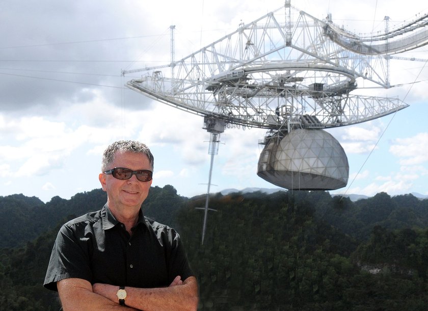 Aleksander Wolszczan na tle radioteleskopu Arecibo.