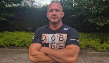 Śledczy nie ustalili i nie przesłuchali mężczyzny widocznego na monitoringu (pierwszy z prawej)