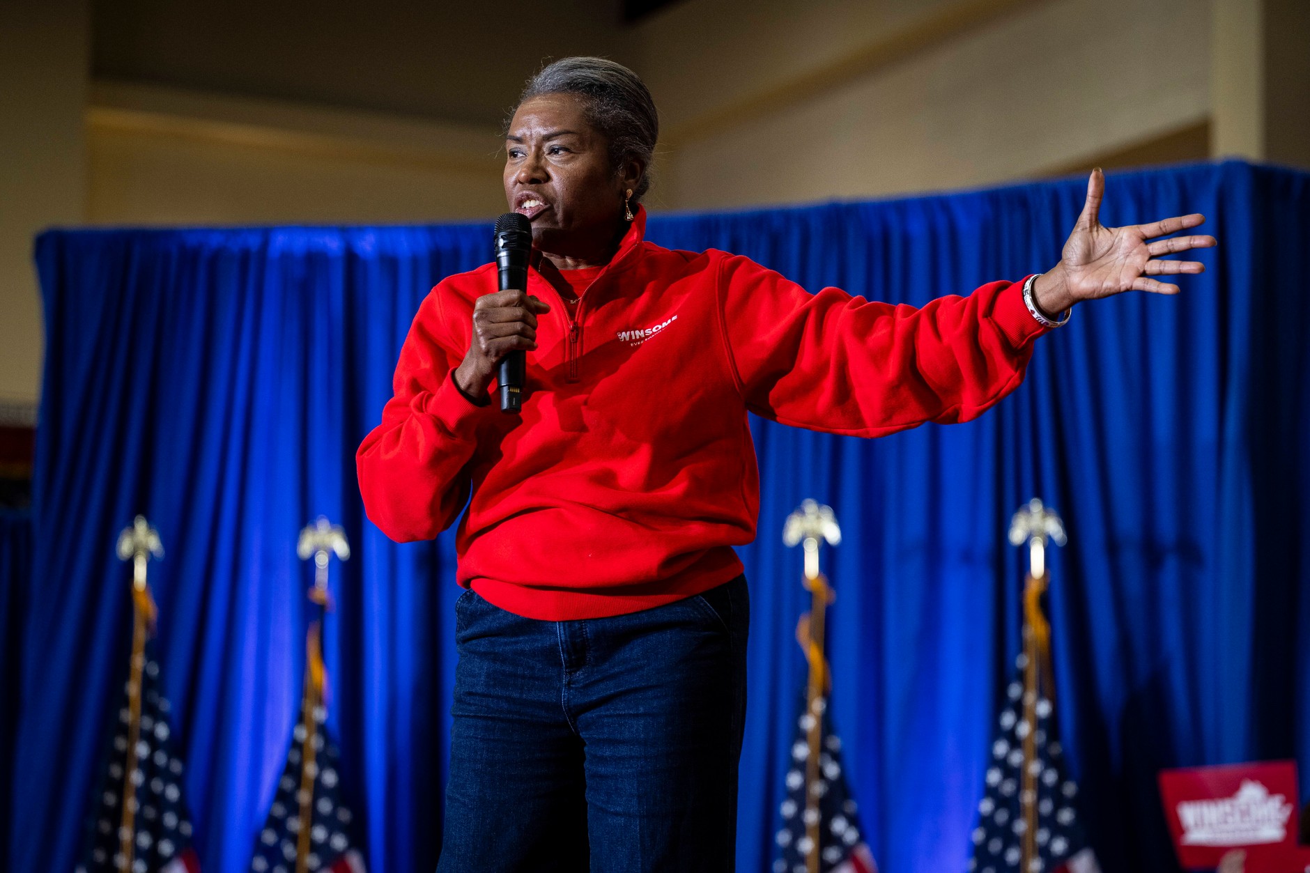 Republikańska kandydatka na gubernatora Wirginii Winsome Earle-Sears podczas wiecu. Purcellville, 1 listopada 2025 r.