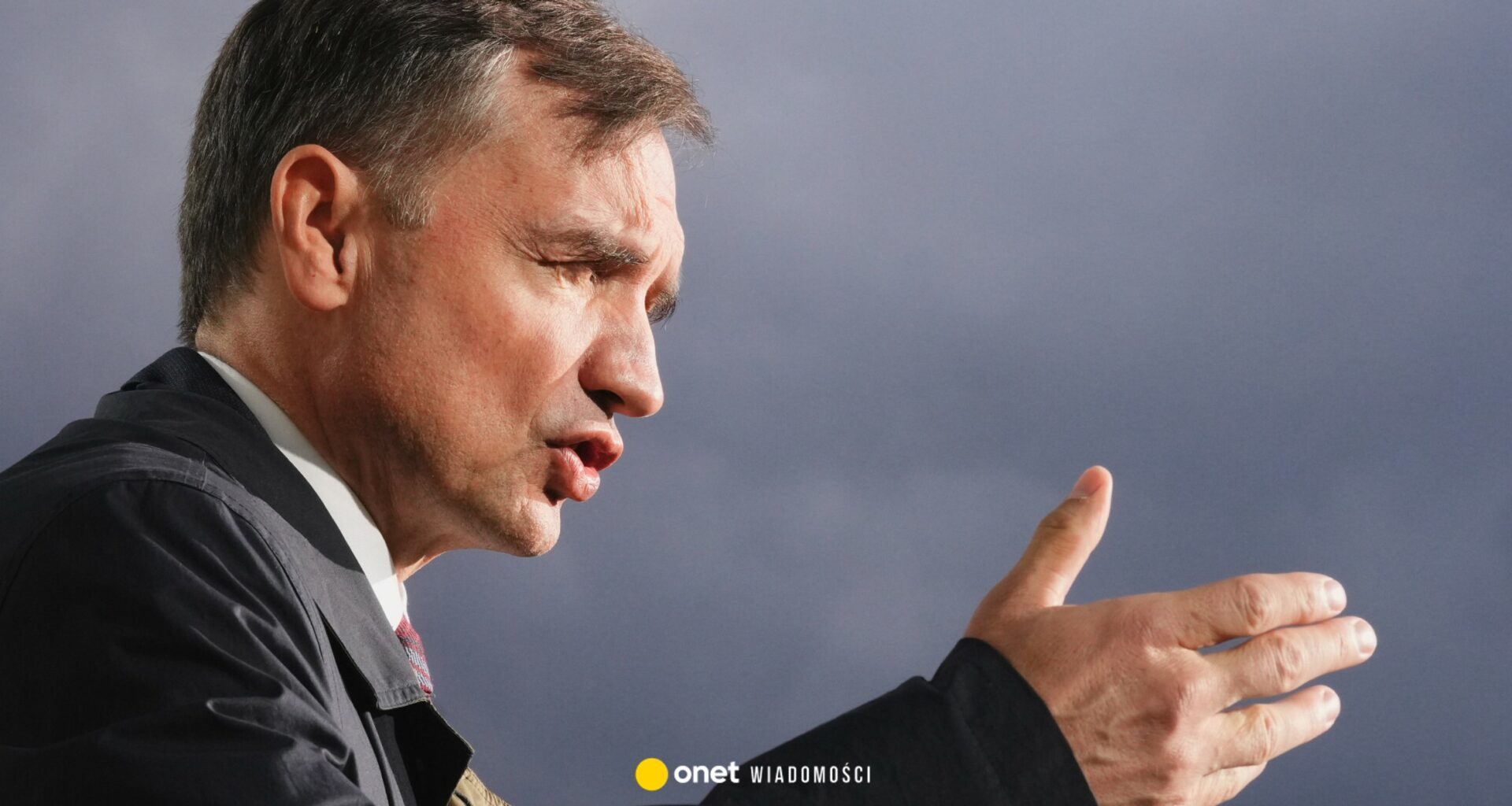 "Stan Wyjątkowy". Ziobro ucieka przed odsiadką. Tusk i Nawrocki biją się o specsłużby