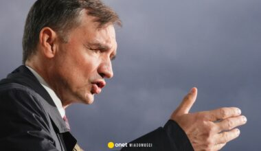 "Stan Wyjątkowy". Ziobro ucieka przed odsiadką. Tusk i Nawrocki biją się o specsłużby