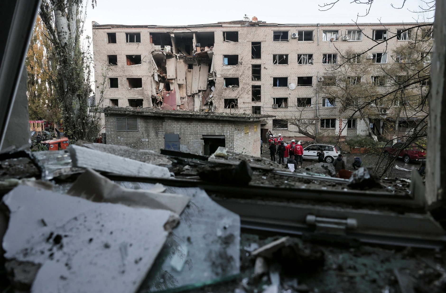 Rosyjski atak na teren mieszkalny w Zaporożu, w południowo-wschodniej Ukrainie (30 października 2025 r.)