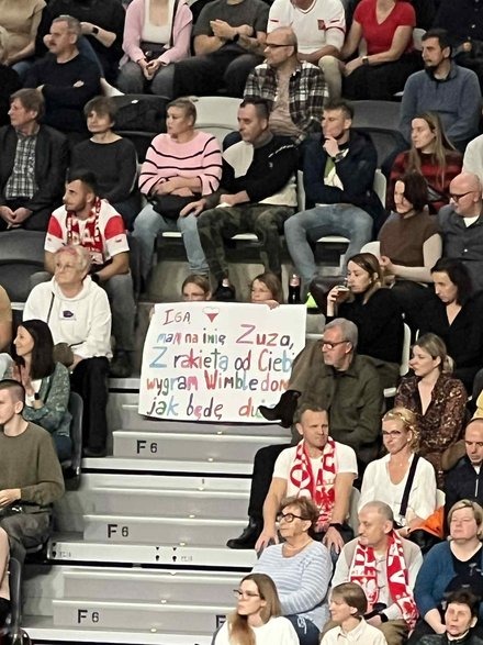 Jeden z transparentów na trybunach