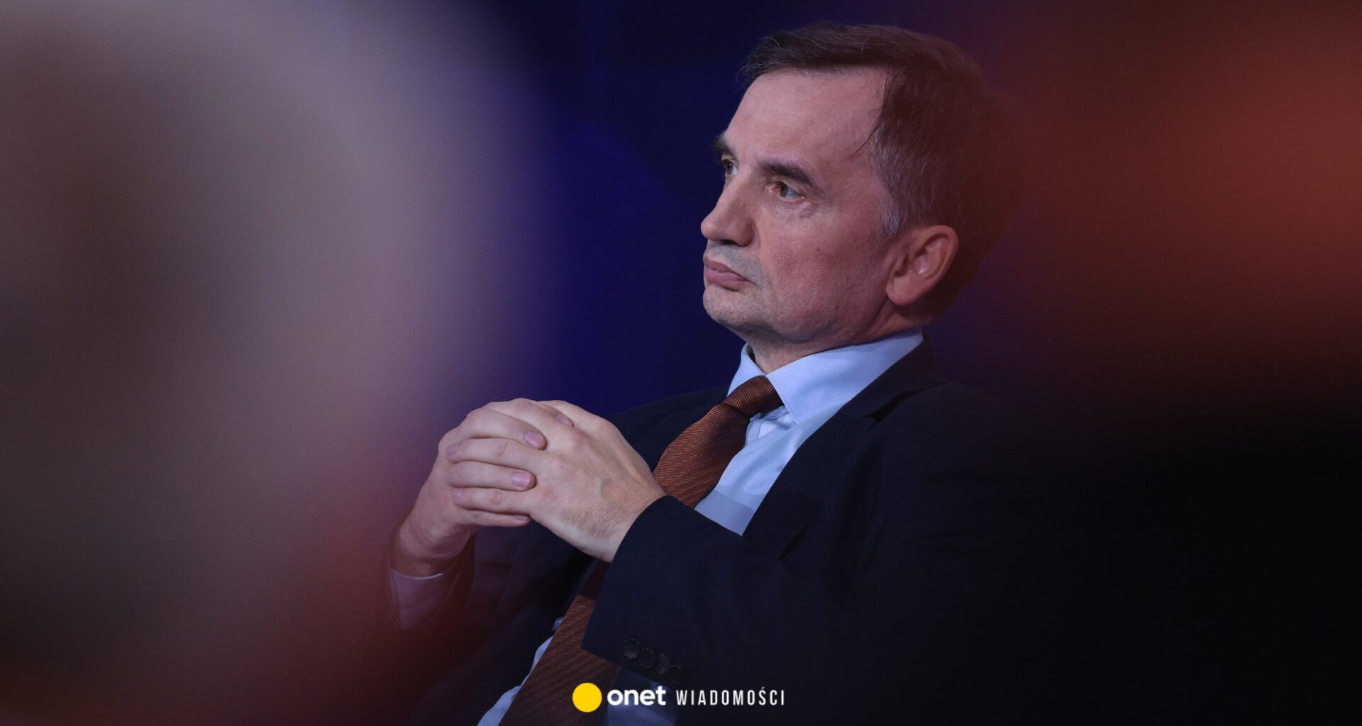 ma do wyboru drogę męczennika albo pozostanie za granicą