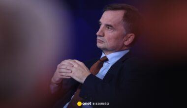 ma do wyboru drogę męczennika albo pozostanie za granicą