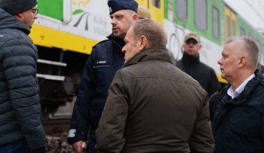 Donald Tusk: eksplozja miała najprawdopodobniej na celu wysadzenie pociągu na trasie Warszawa–Dęblin