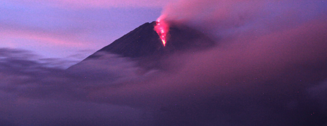Wybuch wulkanu, pilne. Ewakuacja, czerwony alert