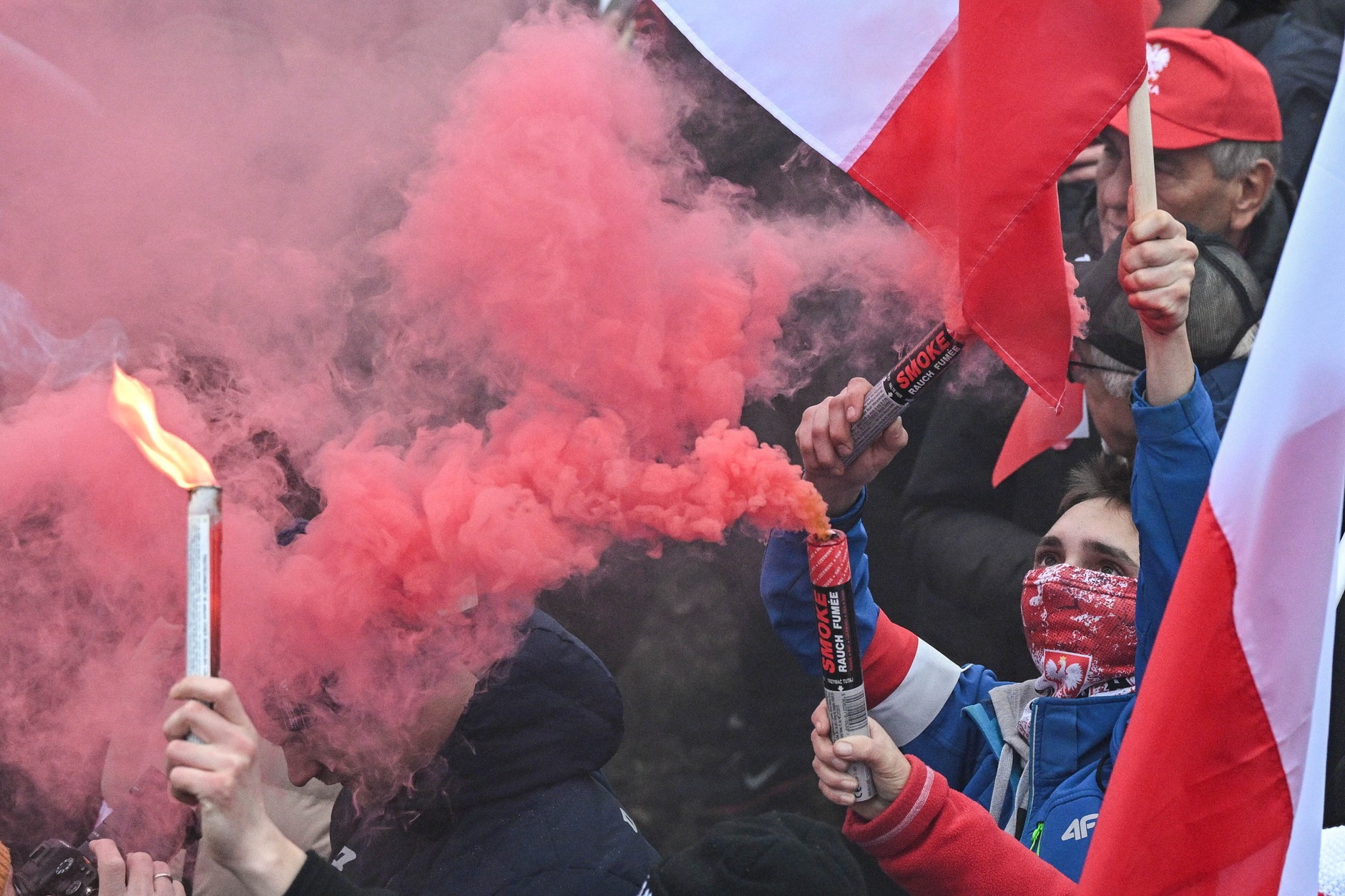 Uczestnicy Marszu Niepodległości odpalili race