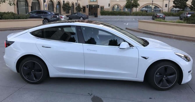 Tesla Model 3 na zdjęciach