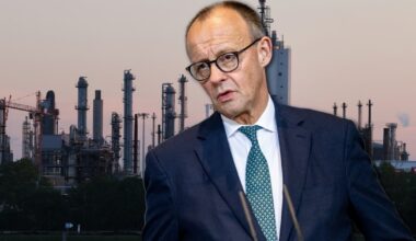 Kanclerz Niemiec Friedrich Merz. W tle fabryka BASF w Ludwigshafen w Niemczech