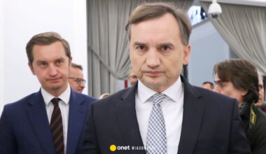 Rządzący triumfują. "Zbigniew Ziobro porzucił swoich ludzi i uciekł"