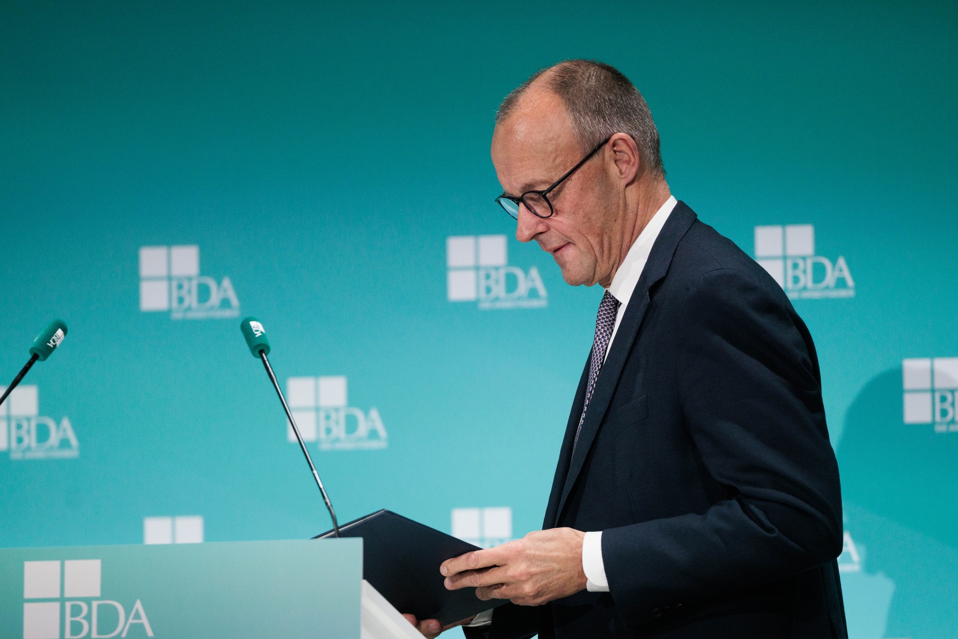 Kanclerz Niemiec Friedrich Merz podczas kongresu Konfederacji Niemieckich Stowarzyszeń Pracodawców, Berlin, 25 listopada 2025 r.