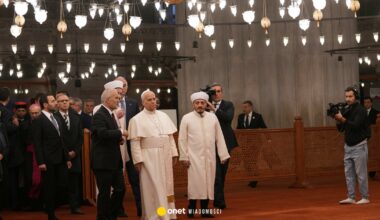 Papież Leon XIV odwiedził Błękitny Meczet w Stambule [ZDJĘCIA]